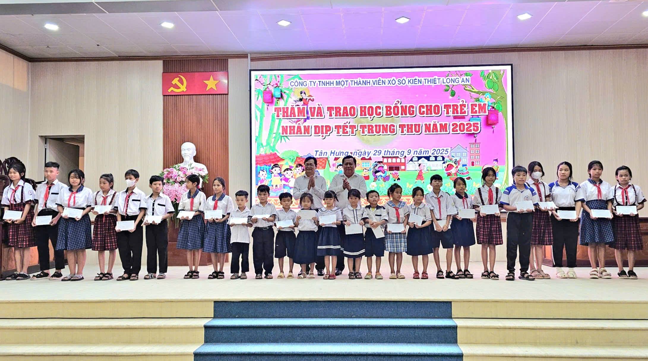 អង់គ្លេស៖ ព័ត៌មាន