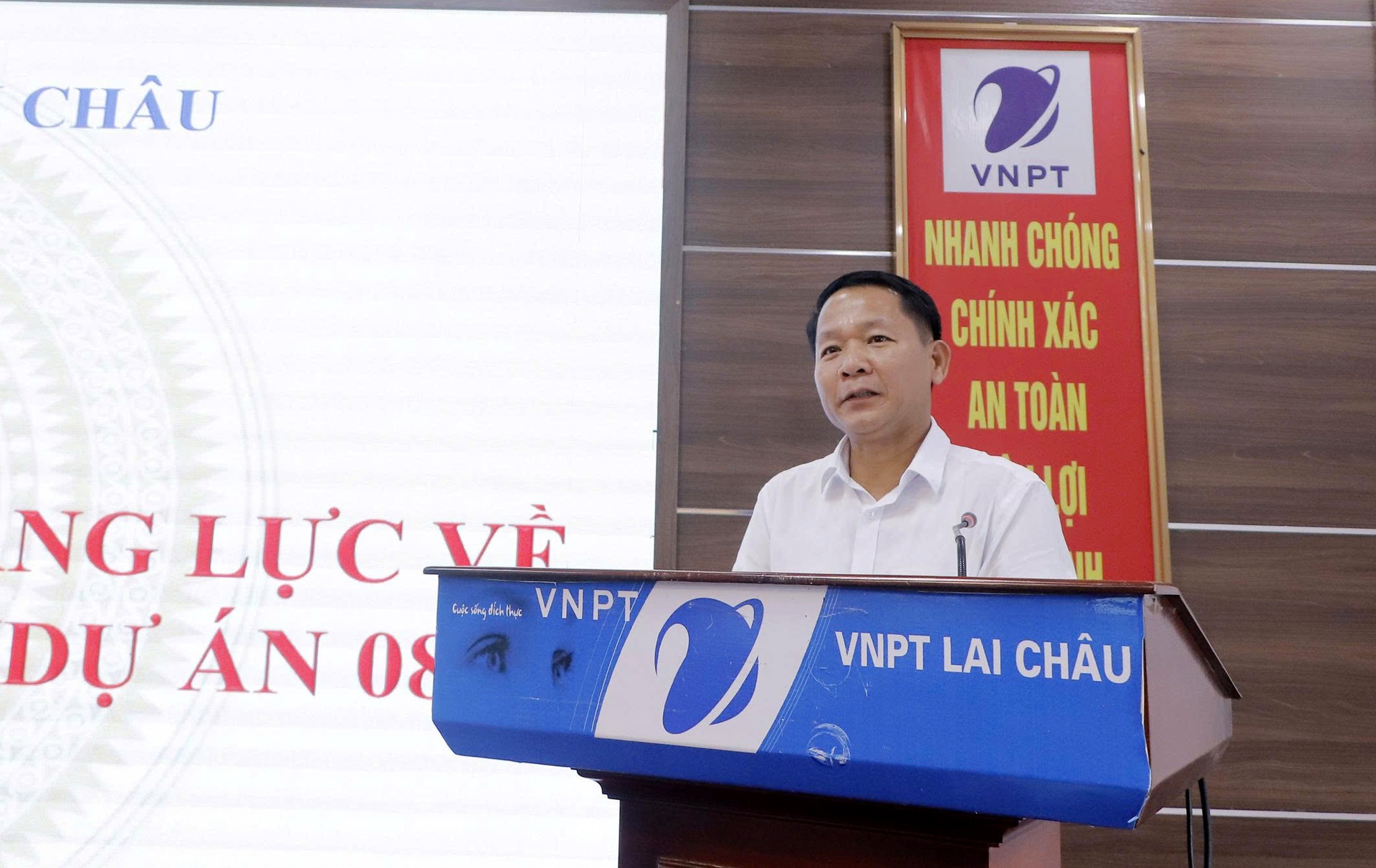 Đồng chí Trần Đức Hiển - Phó Giám đốc Sở Nội vụ phát biểu khai mạc lớp tập huấn. 