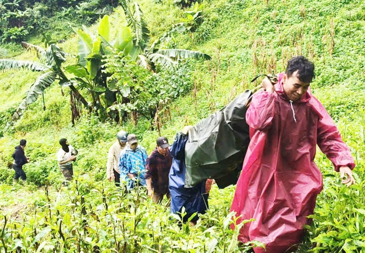 Dùng võng khiêng giúp bệnh nhân Lào vượt 5km đường rừng về nhà - Ảnh 1.