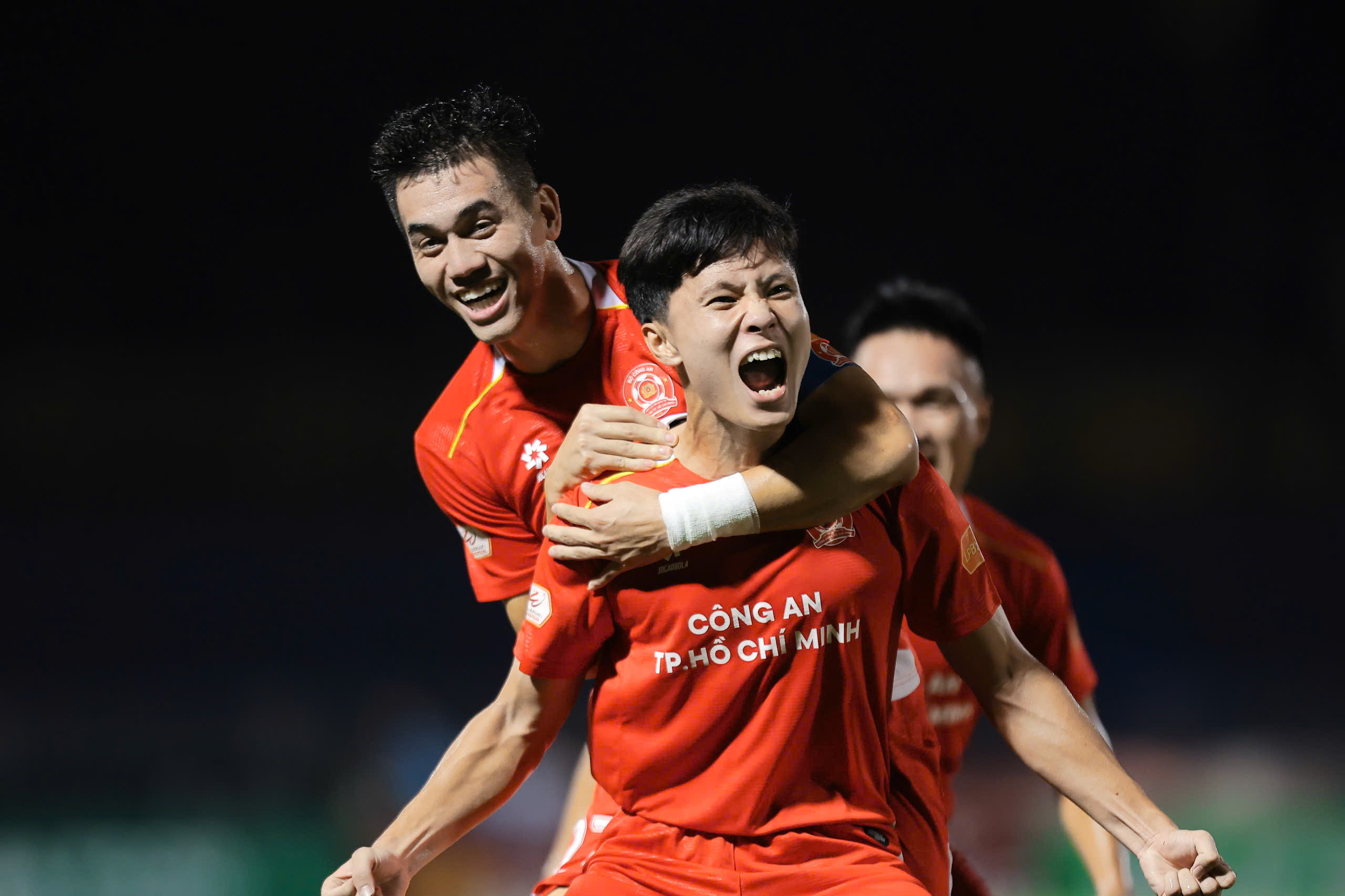 Bảng xếp hạng V-League mới nhất: Ninh Bình bị CLB CA TP.HCM bắt kịp, lò ‘xay’ HLV bắt đầu tăng tốc- Ảnh 1.