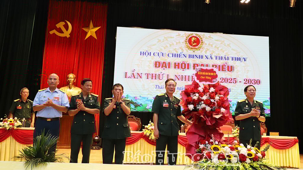 Đại diện Hội CCB tỉnh tặng hoa chúc mừng Đại hội.