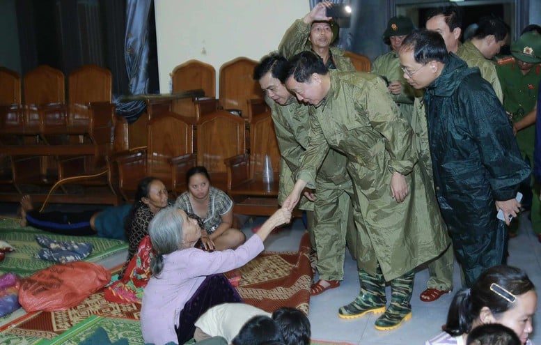 ឧបនាយករដ្ឋមន្ត្រី ជួបសំណេះសំណាល និងលើកទឹកចិត្តប្រជាជននៅជំរកព្យុះនៅសង្កាត់ Song Tri ខេត្ត Ha Tinh - រូបថត៖ VGP/Minh Khoi   