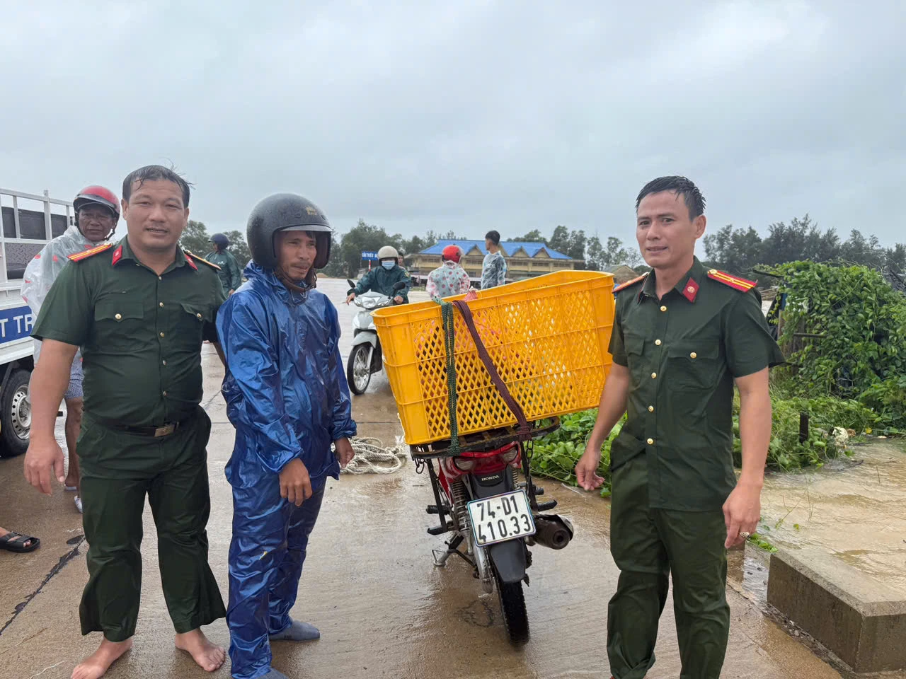 នគរបាល​ឃុំ​ណាំ​វៀត ប្រគល់​ទ្រព្យសម្បត្តិ និង​រថយន្ត​ដែល​លិច​ដោយ​ជំនន់​ទឹក​ដល់​ប្រជាពលរដ្ឋ - រូបភាព៖ T.T