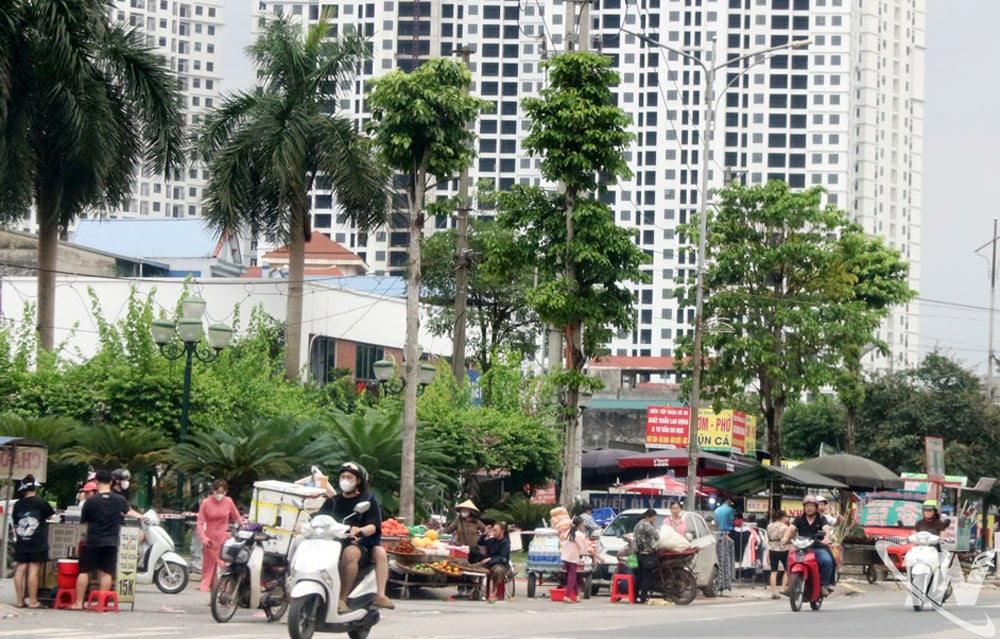 Khu vực cổng Bệnh viện A Thái Nguyên thường xuyên xuất hiện tình trạng người bán hàng rong lấn chiếm vỉa hè, gây mất an toàn giao thông và mỹ quan đô thị. Ảnh T.L