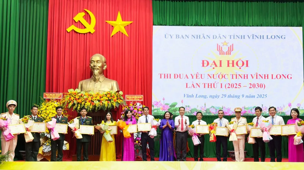ប្រគល់ប័ណ្ណសរសើរដល់ក្រុម និងបុគ្គលឆ្នើម