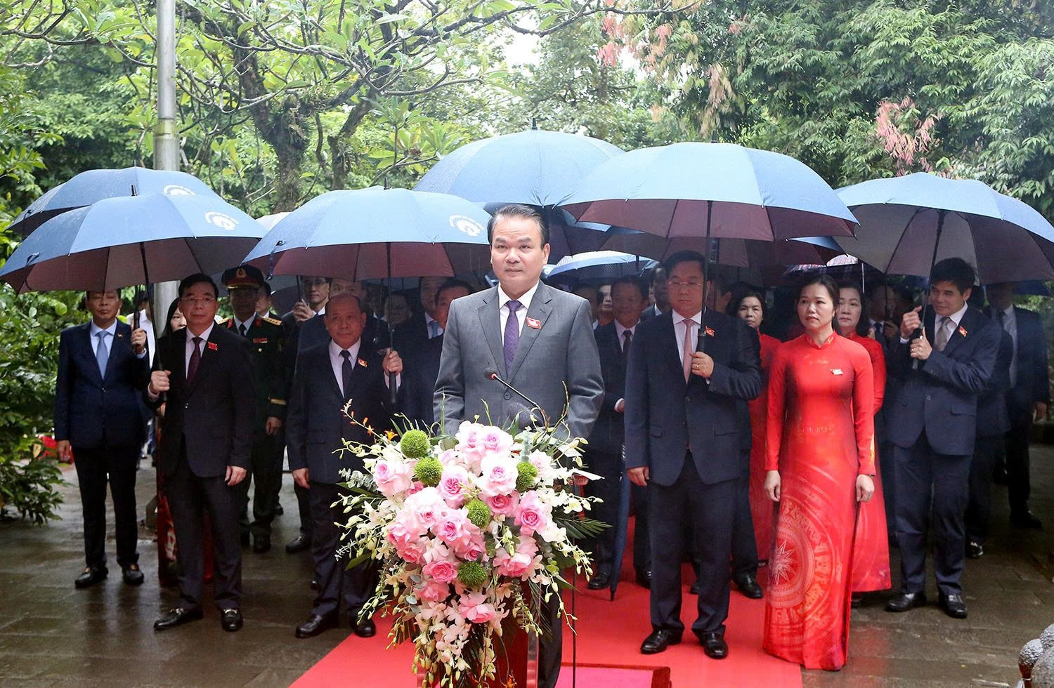 លេខាបក្សខេត្ត Dang Xuan Phong និងគណៈប្រតិភូបានរាយការណ៍ពីសមិទ្ធិផលរបស់ខ្លួនថ្វាយស្តេច Hung ។
