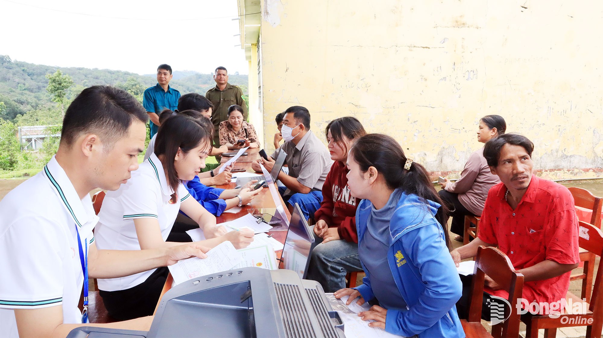 The model of the Mobile Public Administration Service Center in Bu Dang commune is highly appreciated by people and businesses. Photo: Xuan Tuc