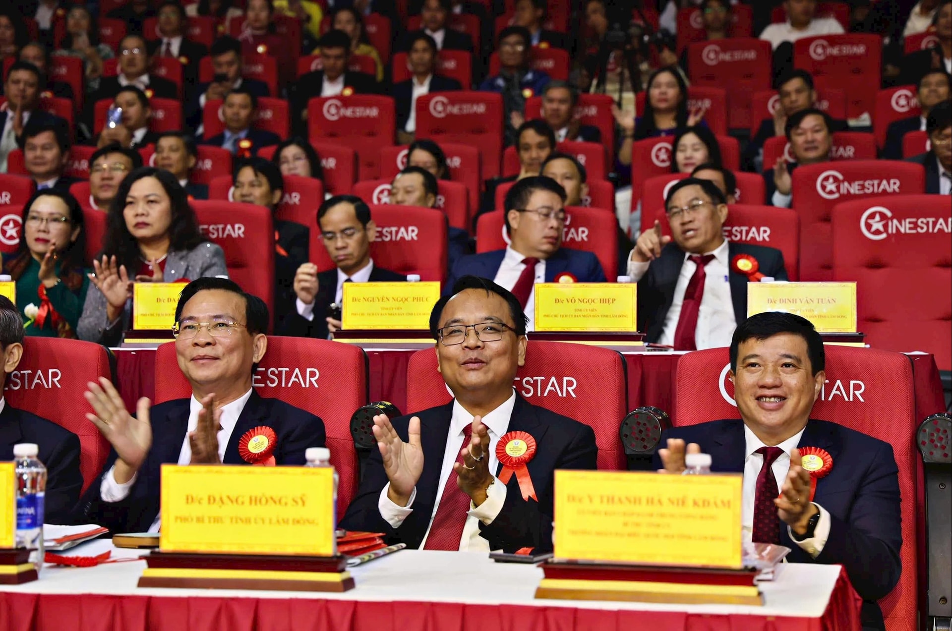 Comrade Y Thanh Ha Nie K Dam, Provincial Party Secretary, Head of the National Assembly Delegation of Lam Dong province and provincial leaders attended the Congress