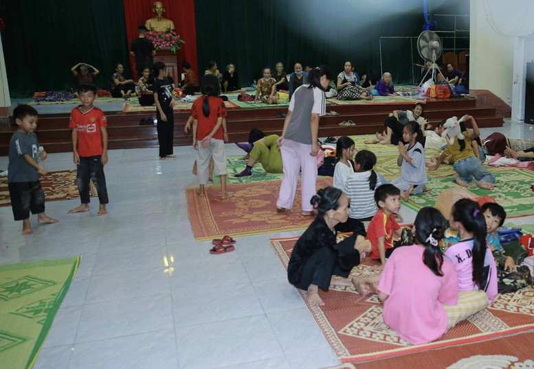 មកដល់ពេលនេះ ខេត្ត Ha Tinh បានជម្លៀសប្រជាជនចំនួន ៦.៧៥៦ គ្រួសារ ដោយមានប្រជាជនចំនួន ១៤.៥២៩ នាក់ទៅកាន់ទីទួលសុវត្ថិភាព - រូបថត៖ VGP/Minh Khoi   