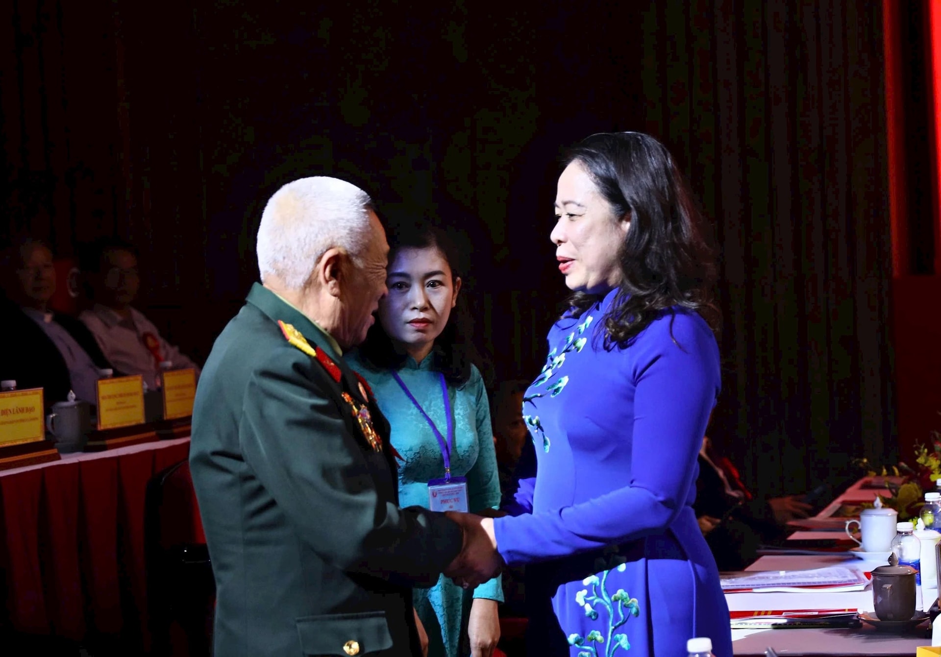 Member of the Party Central Committee, Vice President of the Socialist Republic of Vietnam Vo Thi Anh Xuan visited and presented gifts to People's Armed Forces Hero Hoang Van Kien