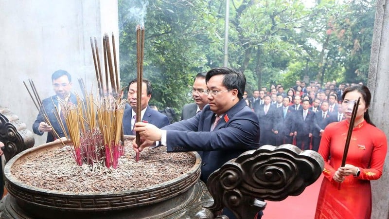 Đoàn đại biểu tỉnh Phú Thọ thành kính dâng hương tưởng niệm các Vua Hùng.