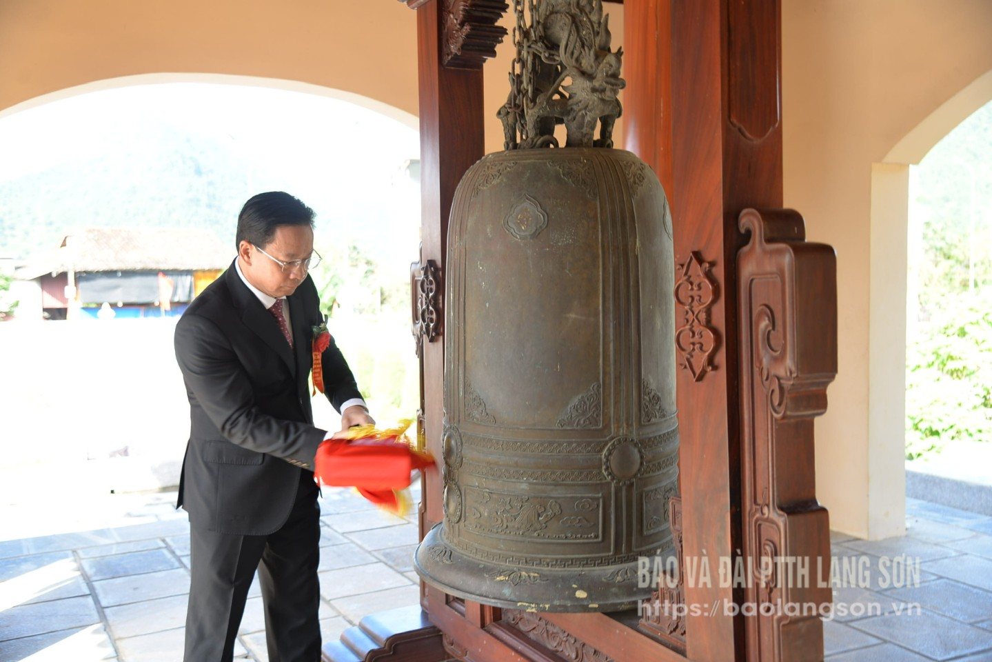 សមមិត្ត Hoang Van Nghiem លេខាបក្សខេត្ត ប្រធានគណៈប្រតិភូរដ្ឋសភាខេត្ត លើកកណ្តឹងនៅប្រាសាទទុក្ករបុគ្គល Bac Son