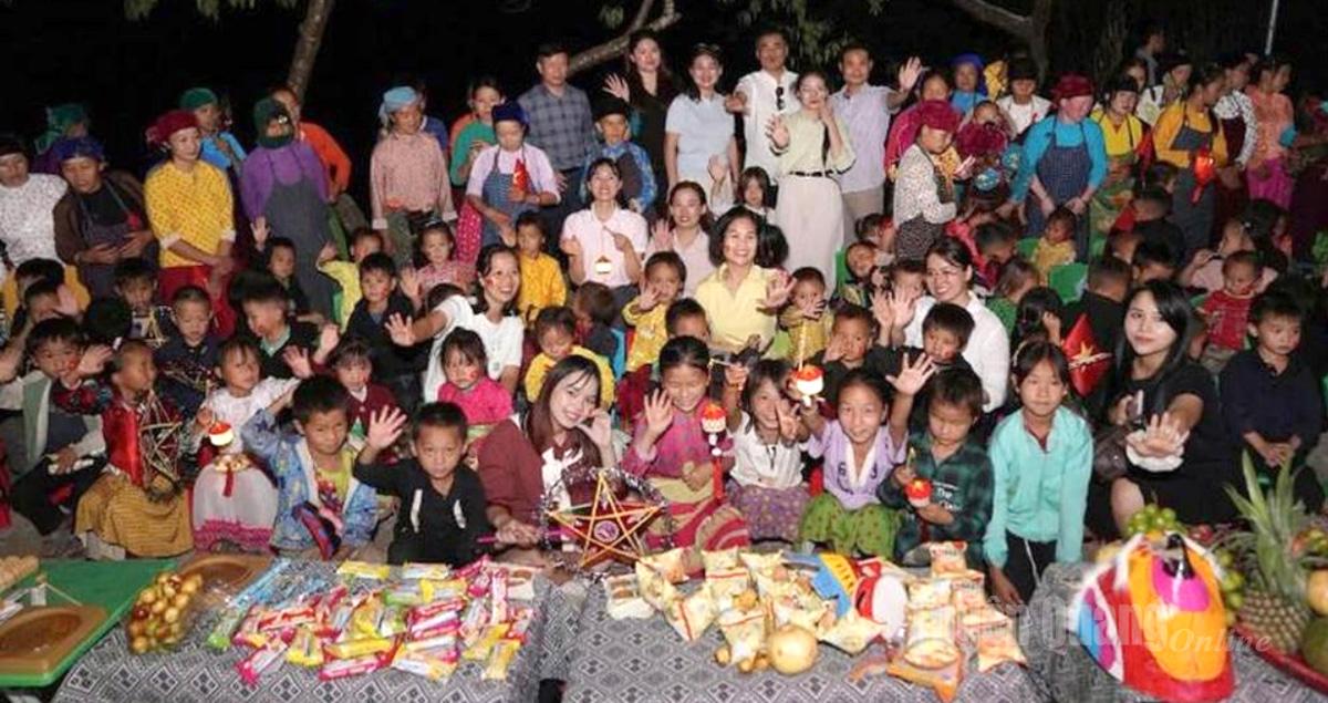 ក្មេងៗបានបំបែកនំបុណ្យពាក់កណ្តាលរដូវស្លឹកឈើជ្រុះយ៉ាងសប្បាយរីករាយ។