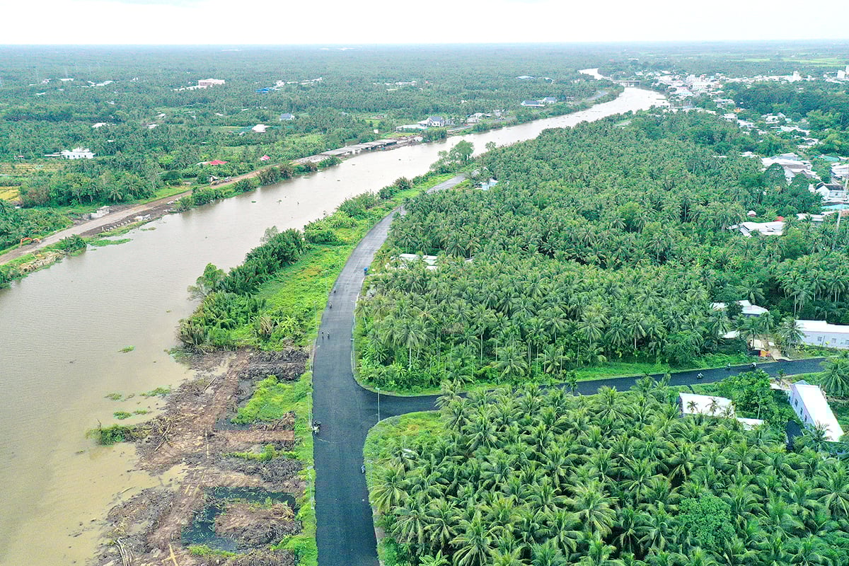 ផ្លូវច្រាំងខាងស្តាំ (តំបន់ឃុំ Binh Phu) ហេដ្ឋារចនាសម្ព័ន្ធអាងស្តុកទឹកសាប តាមបណ្តោយច្រាំងទន្លេ Lang The។