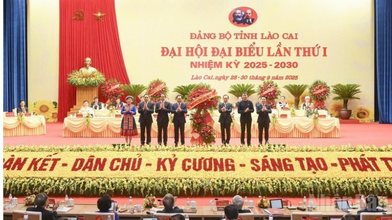 Comrade Le Hoai Trung, on behalf of the Politburo, presented flowers to congratulate the Congress. (Photo: BUI CONG HAI)