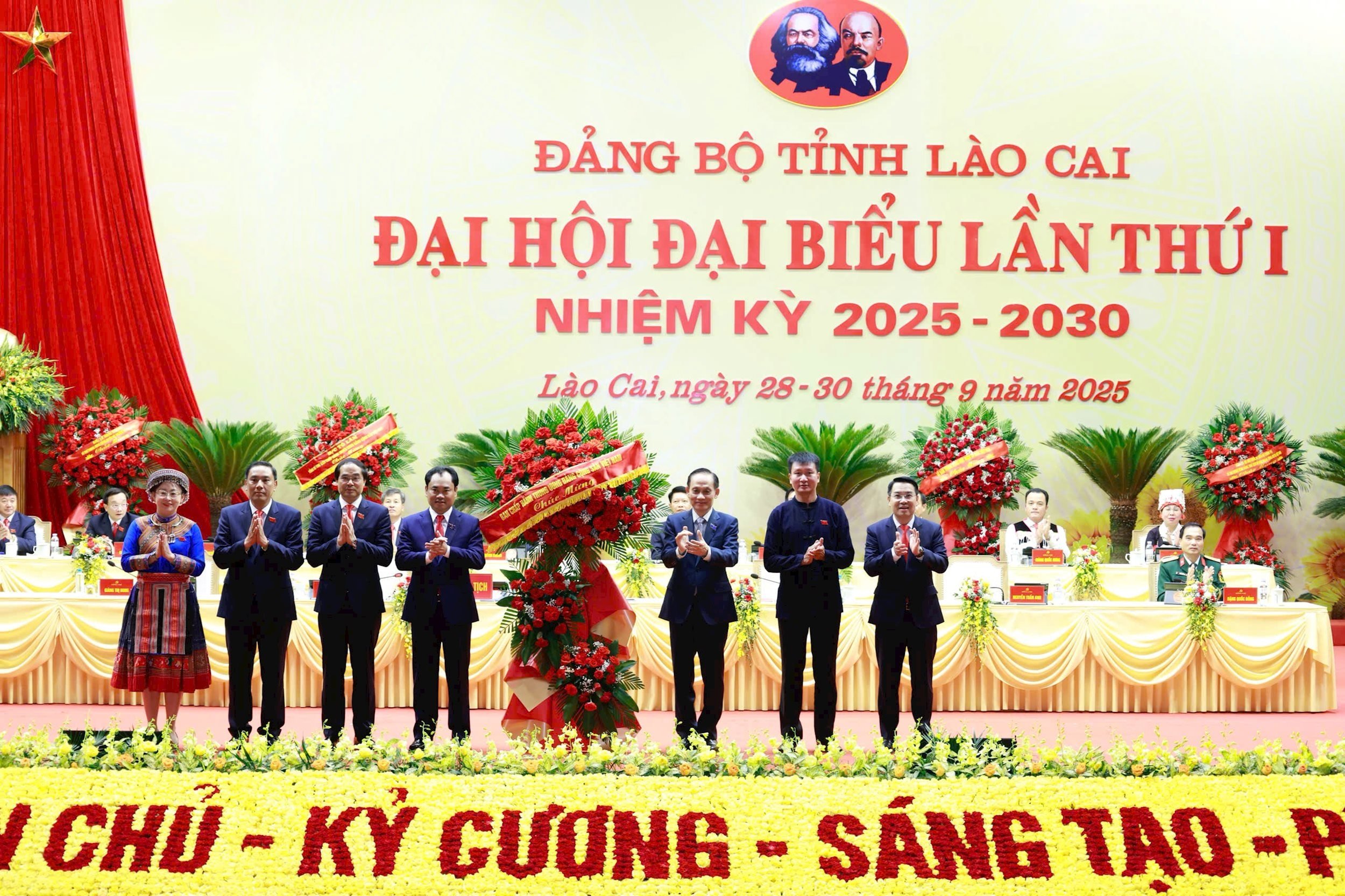 លេខាគណៈកម្មាធិការមជ្ឈិមបក្ស រដ្ឋមន្ត្រីស្តីទីក្រសួងការបរទេស លោក Le Hoai Trung ជូនផ្កាអបអរសាទរមហាសន្និបាត។