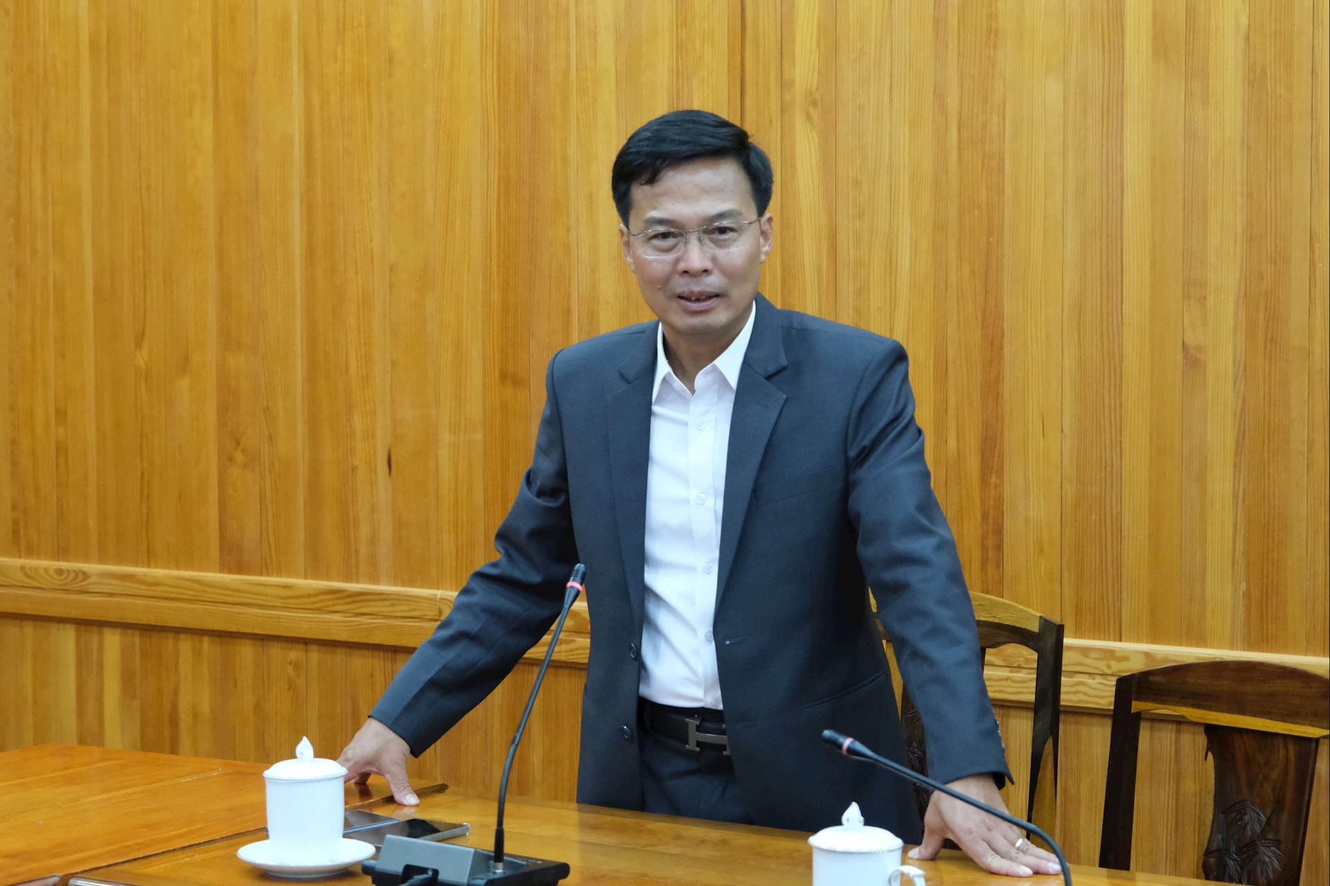 អនុប្រធានគណៈកម្មាធិការប្រជាជនខេត្ត Lam Dong លោក Dinh Van Tuan បានរួមចំណែកសំខាន់ៗជាច្រើនក្នុងការតម្រង់ទិសអភិវឌ្ឍន៍ក្រុមបាល់ទាត់ ក៏ដូចជាលើកកំពស់ប្រសិទ្ធភាពការងារកីឡារបស់ខេត្ត។