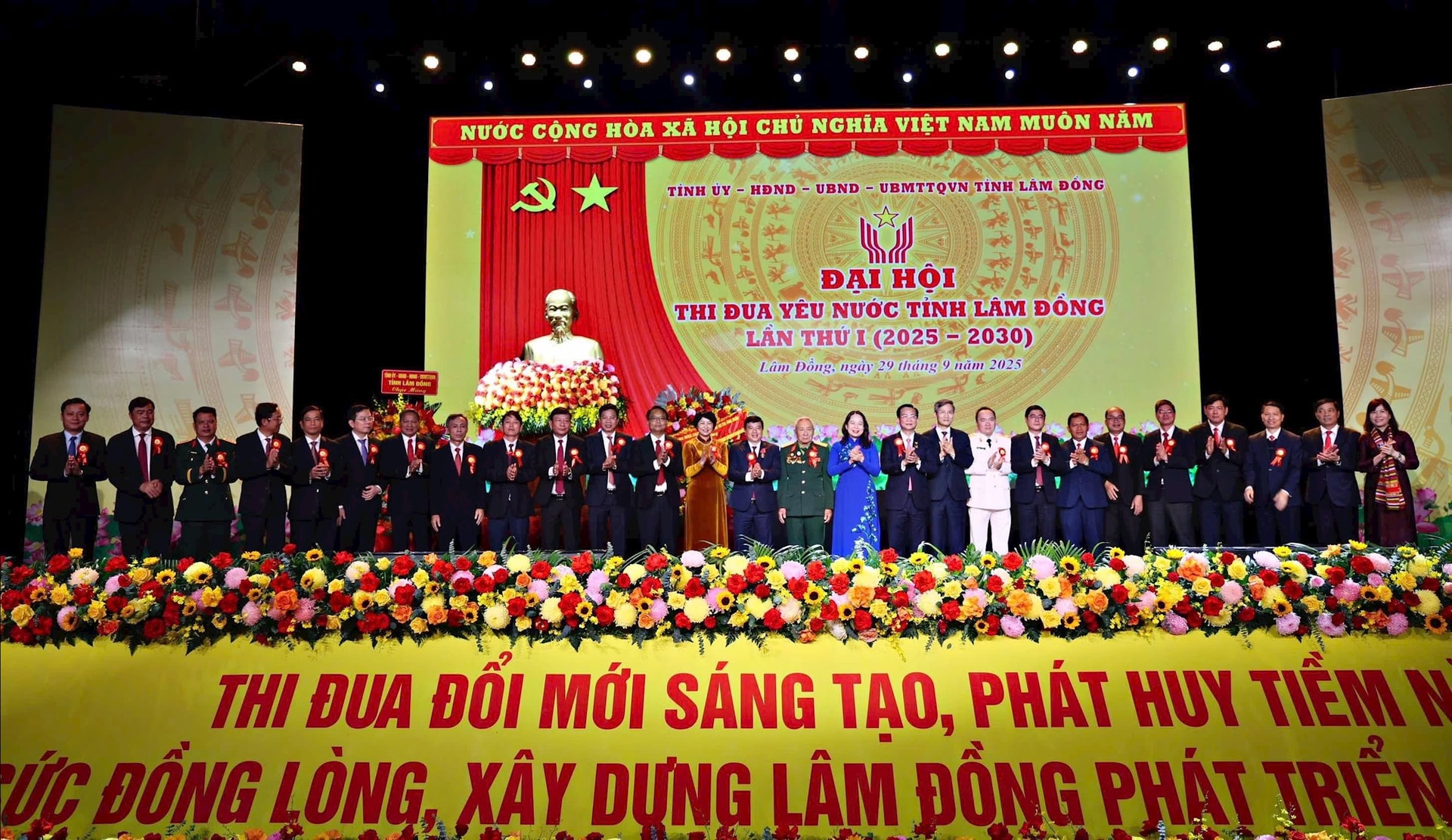 Member of the Party Central Committee, Vice President, First Vice President of the Central Emulation and Reward Council Vo Thi Anh Xuan took a souvenir photo with leaders of Lam Dong province