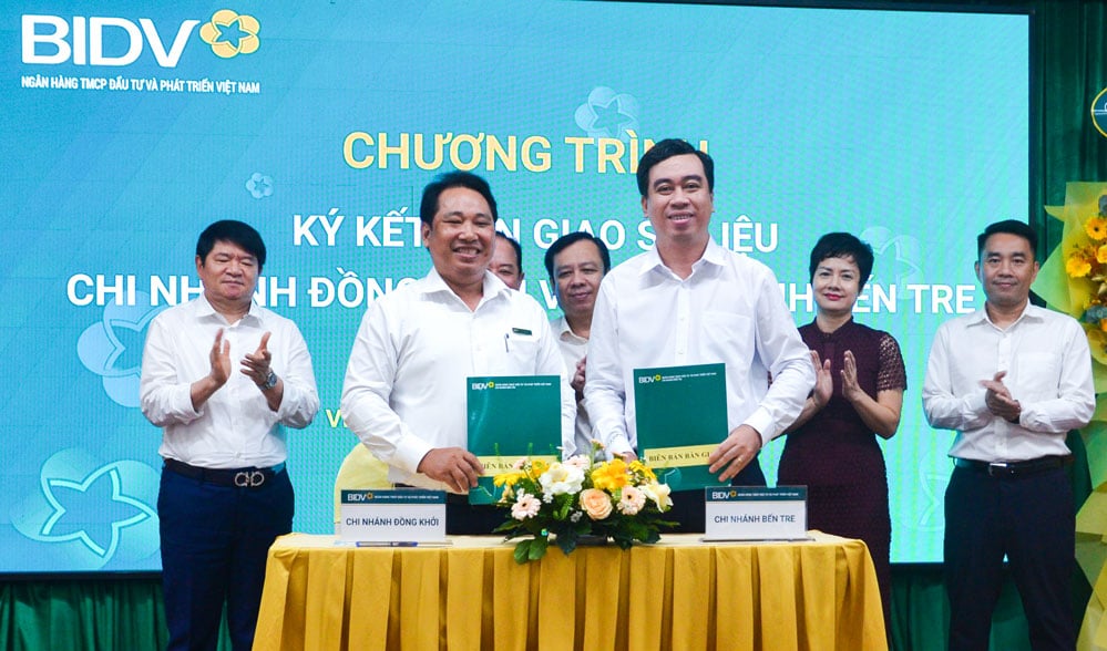 លោក Vu Thanh Hai នាយកសាខា BIDV Ben Tre និងលោក Truong Minh Tan នាយកសាខា BIDV Dong Khoi បានចុះហត្ថលេខាលើការប្រគល់ទិន្នន័យ។