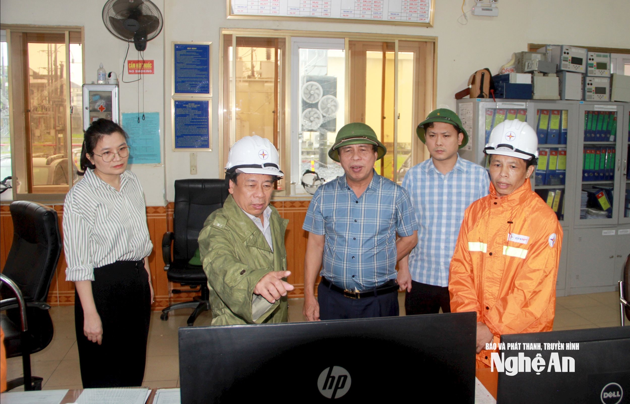 ក្រុមការងារបានចុះត្រួតពិនិត្យការជួសជុលហេដ្ឋារចនាសម្ព័ន្ធអគ្គិសនីនៅស្ថានីយ៍បំលែង 220kV Hung Dong ។ រូបថត៖ Quang An