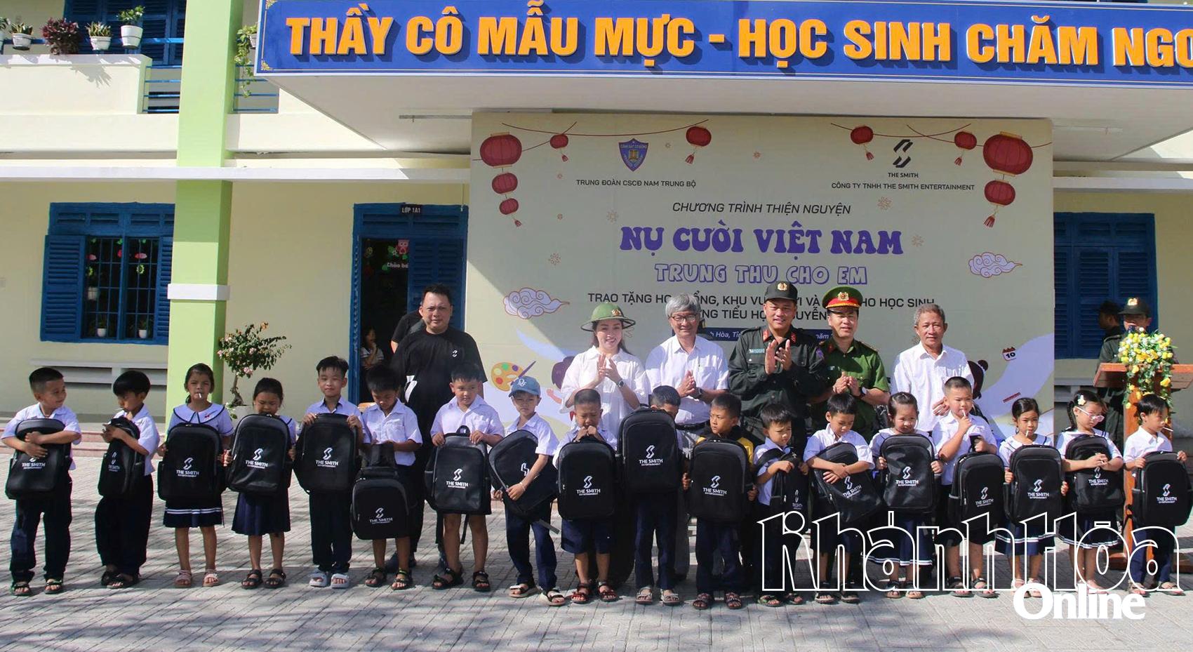 សិស្សសាលាបឋមសិក្សា Nguyen Luu ទទួលបានកាបូបស្ពាយពីគណៈប្រតិភូការងារ។