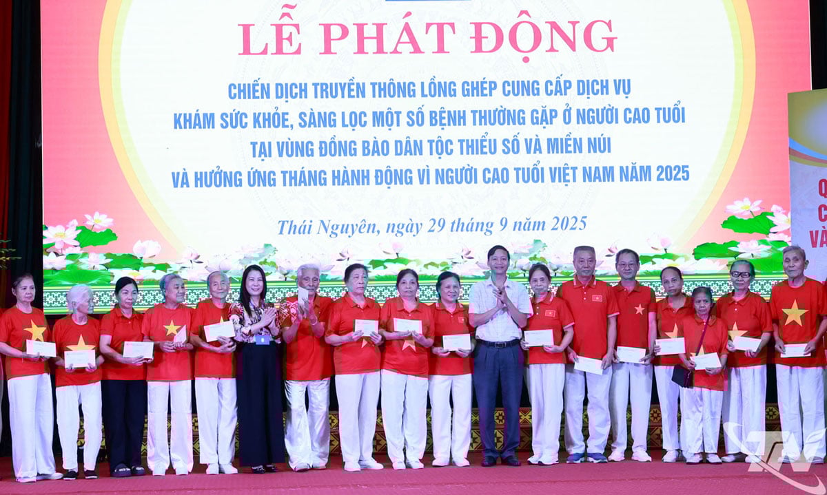 Elderly people of Bac Kan and Duc Xuan wards received gifts from the Organizing Committee