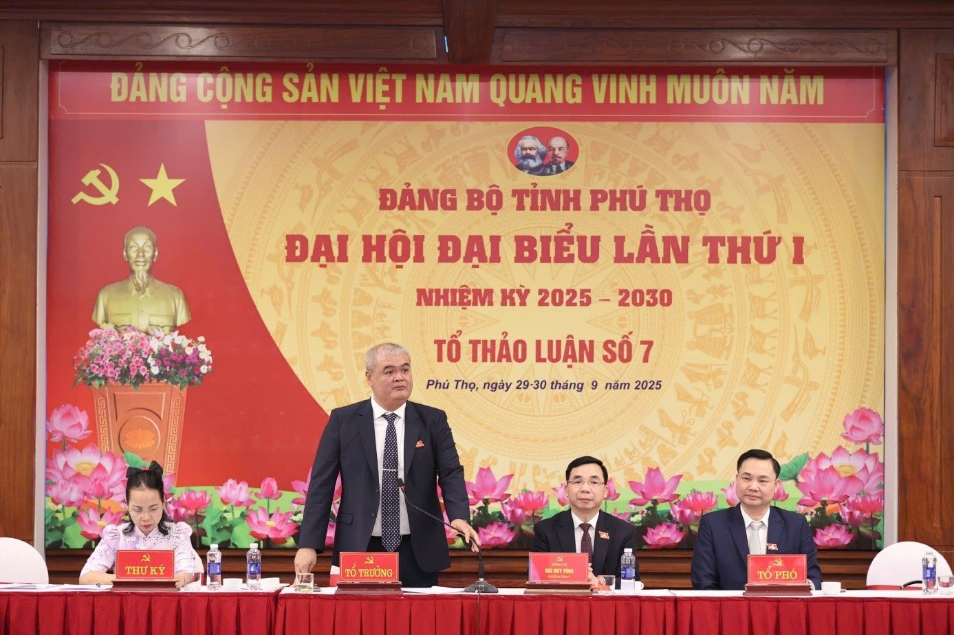 សមមិត្ត Nguyen Viet Phuong - សមាជិកគណៈកម្មាធិការបក្សខេត្ត លេខាបក្ស ប្រធានក្រុមប្រឹក្សាប្រជាជនវួដ Xuan Hoa ថ្លែងមតិនៅក្រុមពិភាក្សាលេខ ៧
