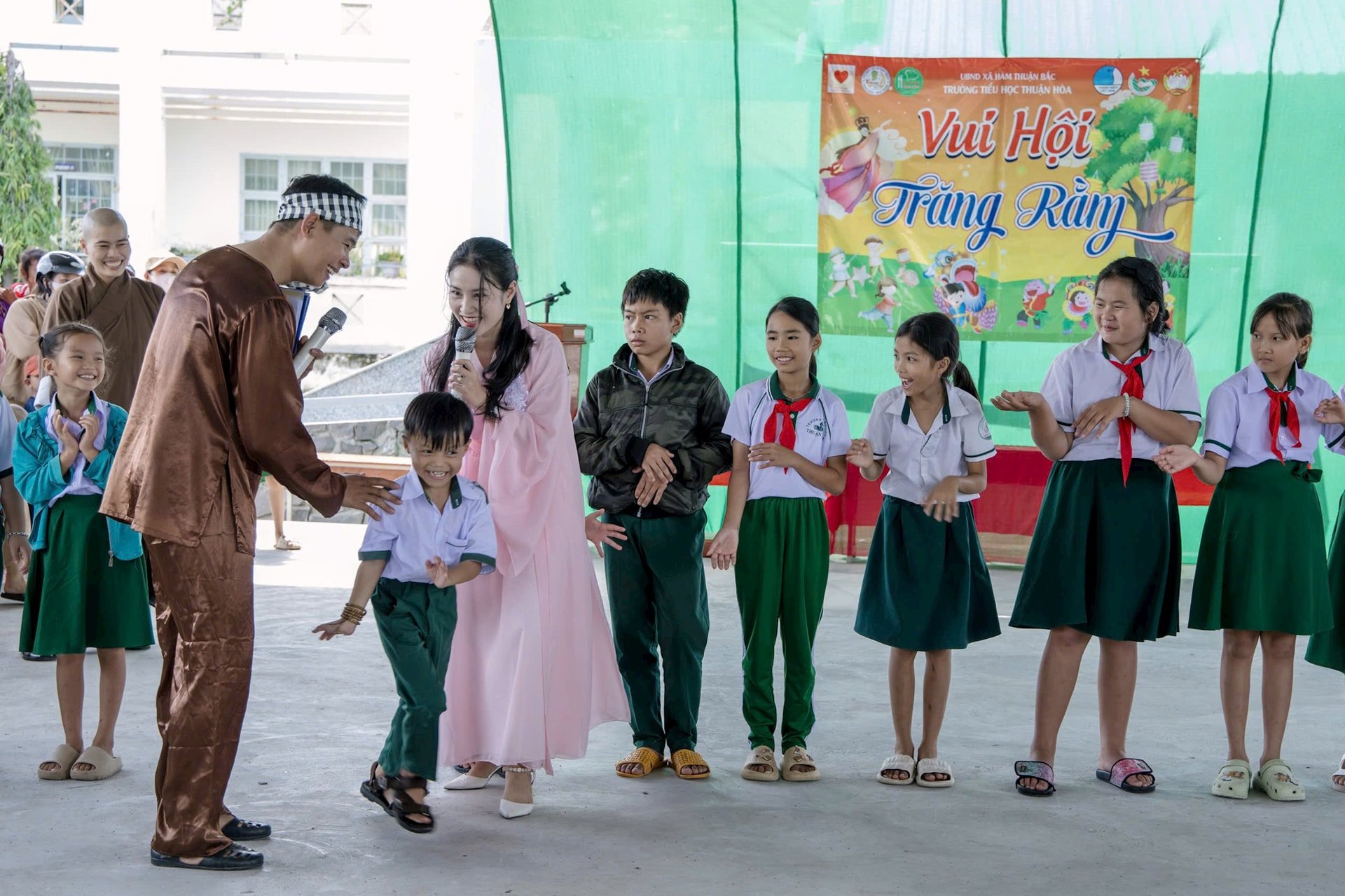 Children can participate in games with Uncle Cuoi and Sister Hang.