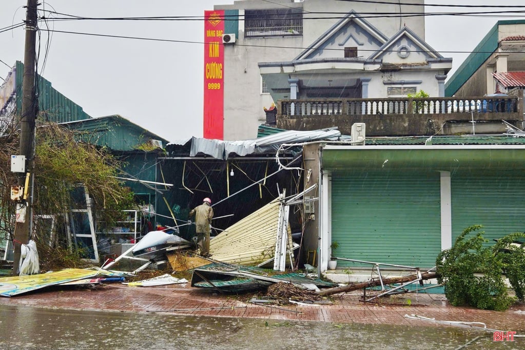 Storm No. 10 caused heavy damage to people's houses - Photo: Ha Tinh Newspaper