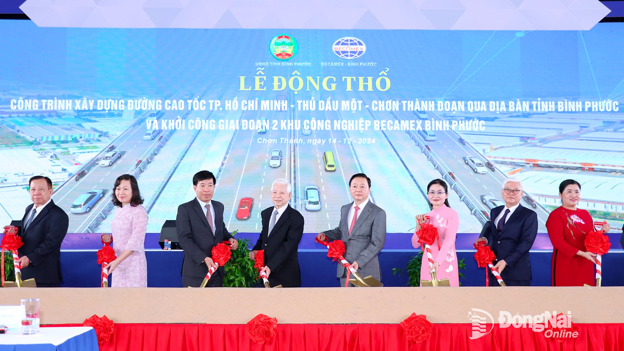 អនុវត្តយ៉ាងម៉ឺងម៉ាត់នូវផ្លូវចរាចរណ៍សំខាន់ៗដែលតភ្ជាប់តំបន់ដើម្បីបញ្ចប់កម្មវិធីទម្លាយ។ ក្នុងរូបថត៖ ផ្នែកផ្លូវល្បឿនលឿន ទីក្រុងហូជីមិញ - Thu Dau Mot - Chon Thanh ឆ្លងកាត់ខេត្ត Binh Phuoc (ចាស់) ត្រូវបានបាក់បែកក្នុងខែធ្នូ ឆ្នាំ 2024។ រូបថត៖ Nhu Nam   