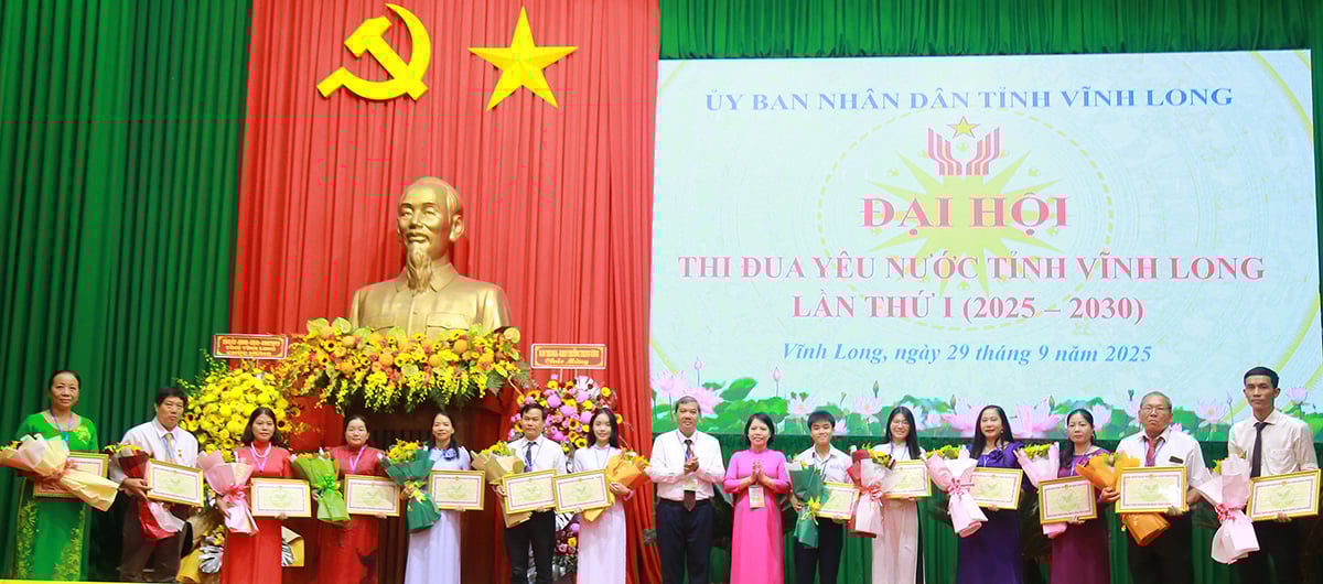 សមមិត្ត Kim Ngoc Thai - អនុលេខាគណៈកម្មាធិការបក្សខេត្ត និងសមមិត្ត Nguyen Thi Ngoc Giau ប្រធាននាយកដ្ឋានកិច្ចការផ្ទៃក្នុង អនុប្រធានអចិន្ត្រៃយ៍នៃក្រុមប្រឹក្សាខេត្ត និងរង្វាន់បានប្រគល់ប័ណ្ណសរសើរ និងកម្រងផ្កាជូនបុគ្គល។