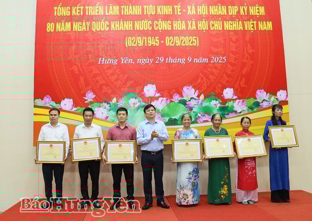 អនុប្រធានគណៈកម្មាធិការប្រជាជនខេត្ត លោក Pham Van Nghiem បានប្រគល់ប័ណ្ណសរសើររបស់ប្រធានគណៈកម្មាធិការប្រជាជនខេត្ត ដល់បុគ្គល។