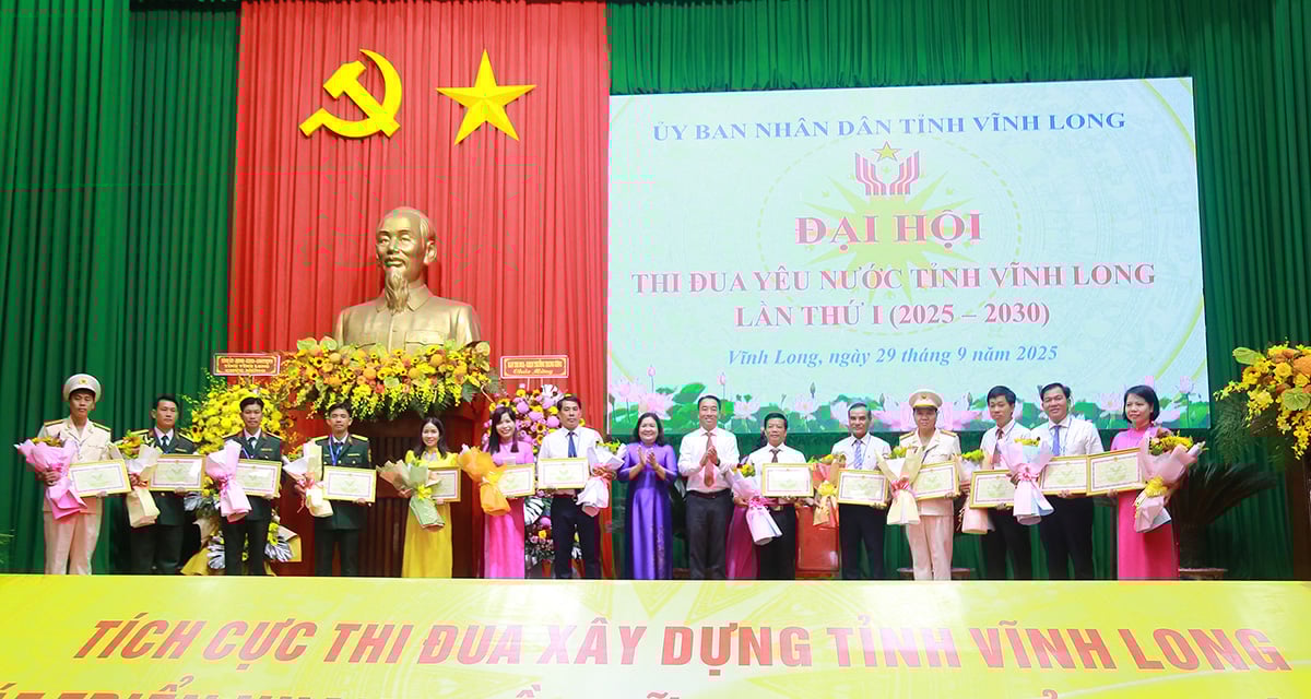 សមមិត្ត Ho Thi Hoang Yen - អនុប្រធានអចិន្ត្រៃយ៍នៃគណៈកម្មាធិការបក្សខេត្ត និងសមមិត្ត Lu Quang Ngoi - លេខារងគណៈកម្មាធិការបក្សខេត្ត ប្រធានគណៈកម្មាធិការប្រជាជនខេត្ត ប្រធានក្រុមប្រឹក្សាការត្រាប់តាមខេត្ត និងរង្វាន់បានប្រគល់ប័ណ្ណសរសើរ និងកម្រងផ្កាដល់សមូហភាព និងបុគ្គល។
