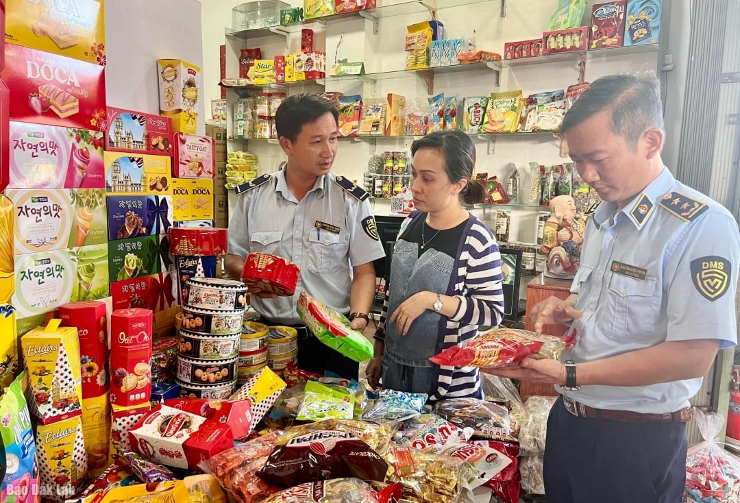 កម្លាំង​គ្រប់គ្រង​ផ្សារ​ចុះ​ពិនិត្យ​បង្អែម និង​ភេសជ្ជៈ​នៅ​ចំណុច​លក់​ក្នុង​សង្កាត់ Tuy Hoa។ រូបថត៖ K. Anh
