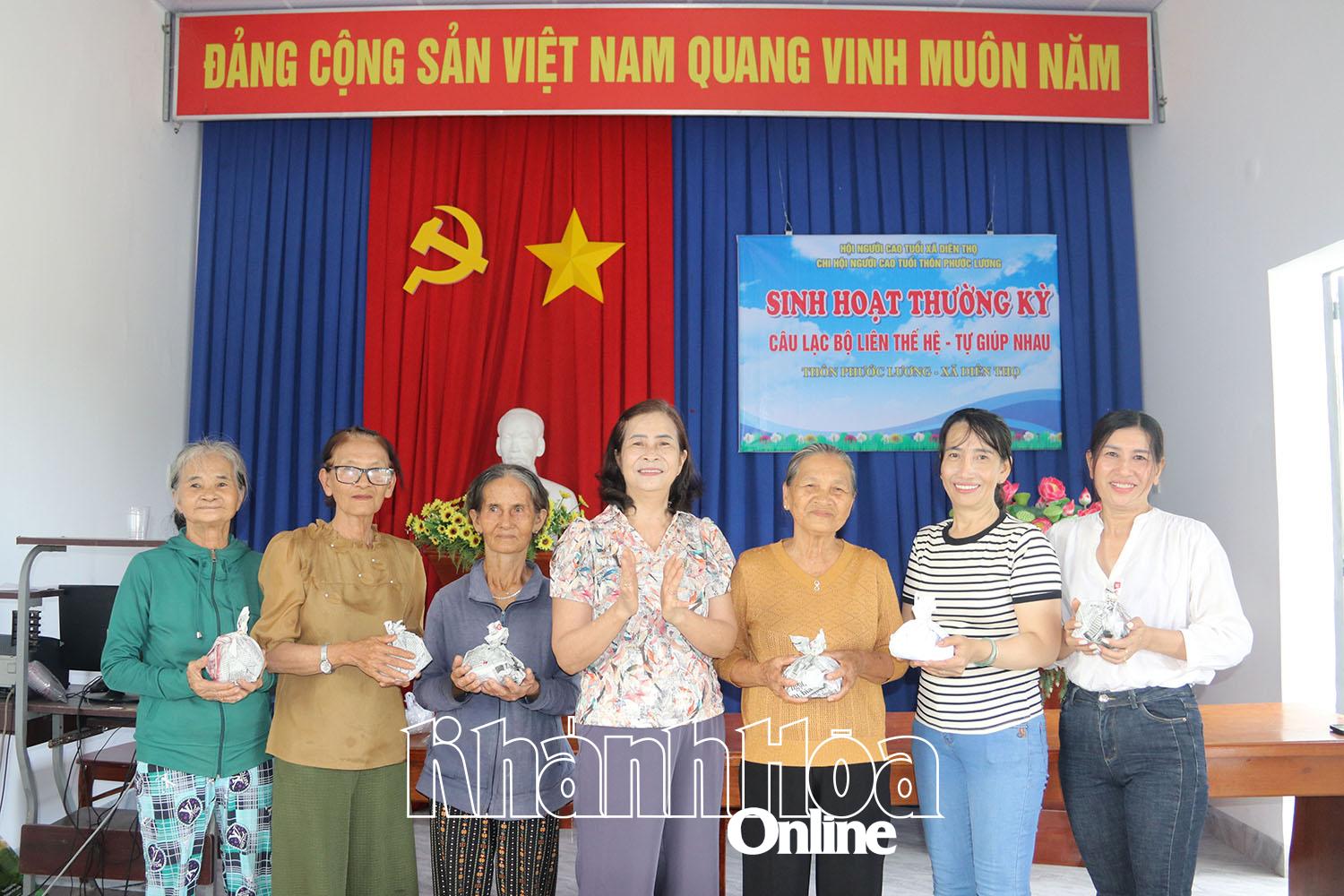 ជូនអំណោយខួបកំណើតដល់សមាជិកនៃក្លឹបជួយខ្លួនឯងអន្តរជំនាន់នៅភូមិ Phuoc Luong។