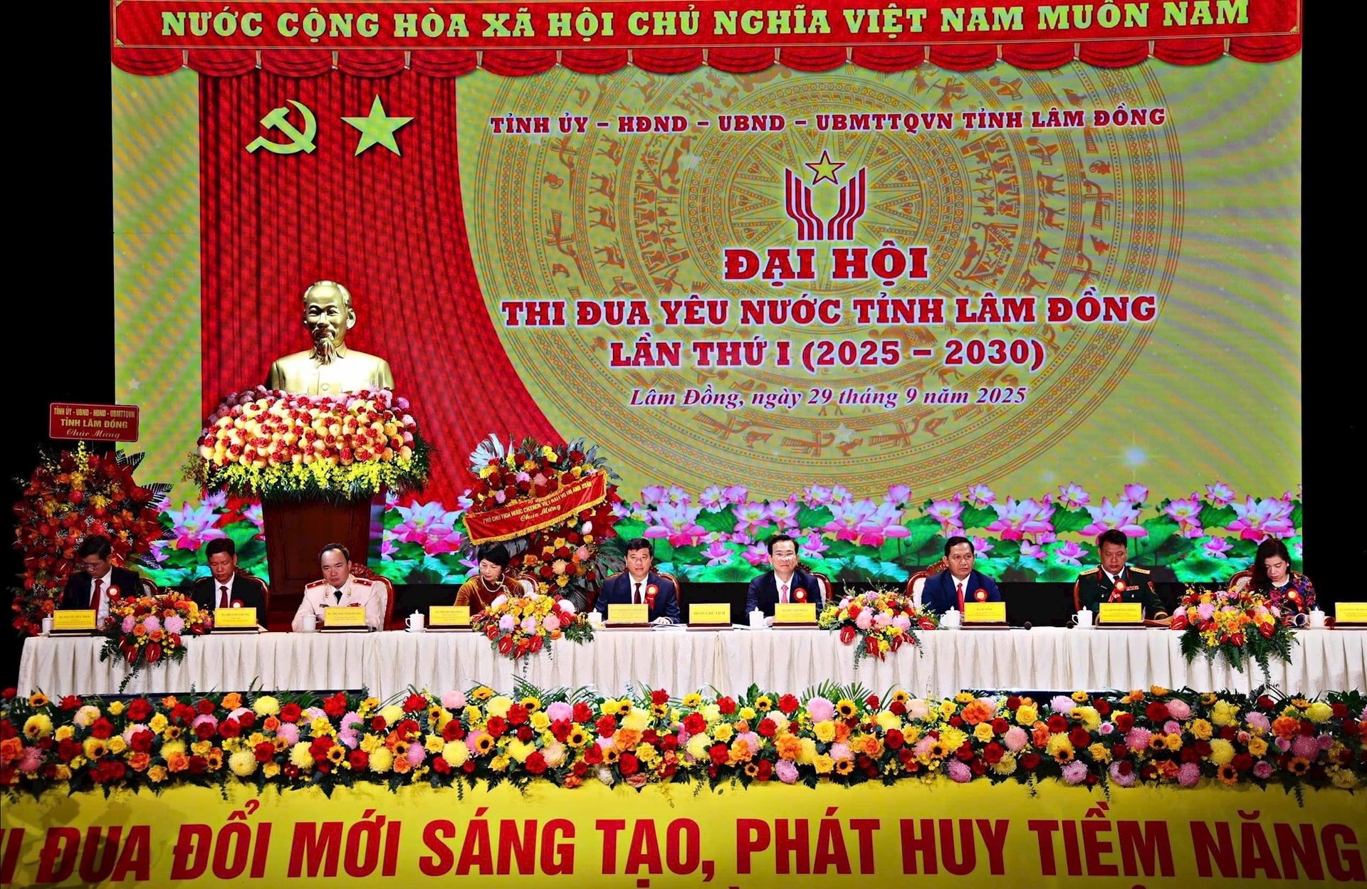 Comrade Y Thanh Ha Nie Kdam, member of the Party Central Committee, Secretary of the Provincial Party Committee, Head of the Provincial National Assembly Delegation and comrades in the Presidium of the Congress
