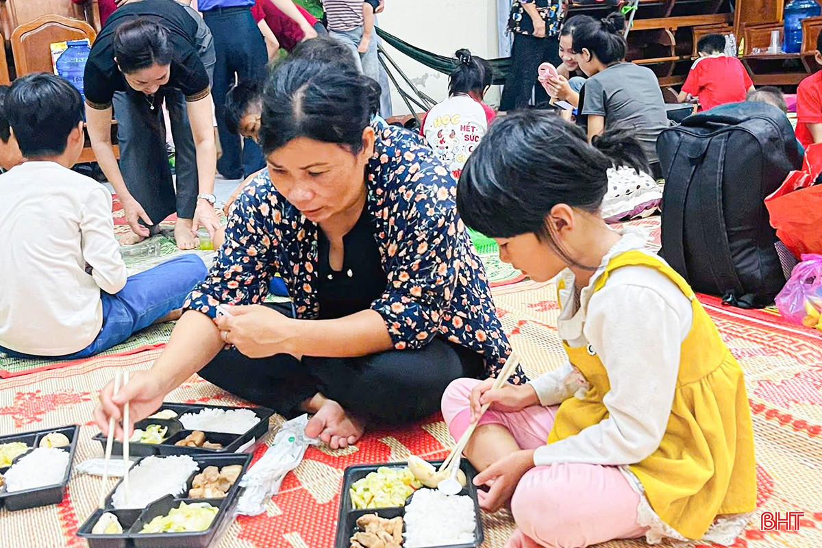 Người dân sơ tán tại khu vực KKT Vũng Áng xếp hàng trật tự nhận các suất ăn tối. Mỗi phần cơm đều đầy đủ rau, thịt, canh và được phát miễn phí. Đại diện cấp ủy, chính quyền phường Sông Trí đã trực tiếp đến thăm hỏi, động viên bà con trong khu sơ tán. Sự hiện diện kịp thời của lãnh đạo giúp người dân thêm yên tâm giữa thời điểm mưa bão diễn biến phức tạp.