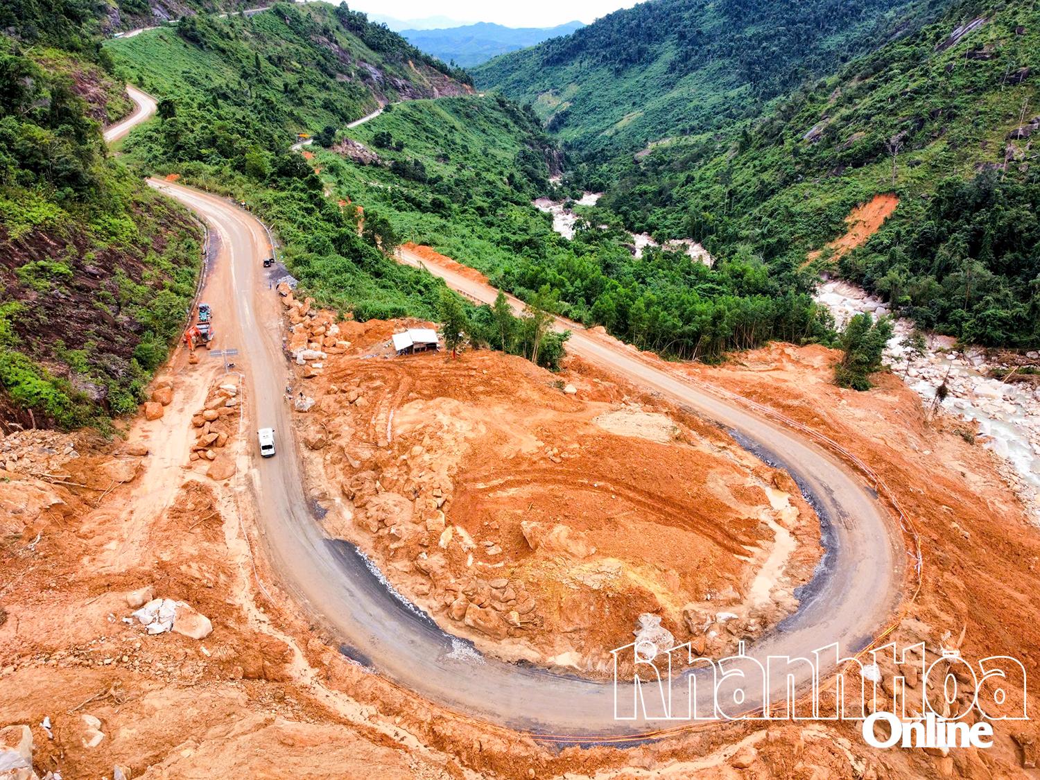 Khanh Le Pass (ស្ថិតនៅលើផ្លូវជាតិលេខ 27C) តភ្ជាប់ Khanh Hoa និង Lam Dong បានទទួលរងការបាក់ដីនៅចុងឆ្នាំ 2024 ដែលបណ្តាលឱ្យមានការកកស្ទះចរាចរណ៍ជាច្រើនថ្ងៃ។