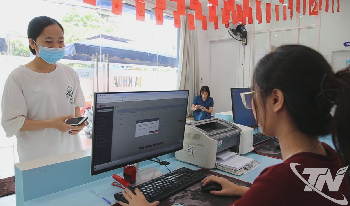 Zaměstnanci zubního centra Hanoi (oddělení Van Xuan) tisknou zákazníkům elektronické faktury z pokladny.