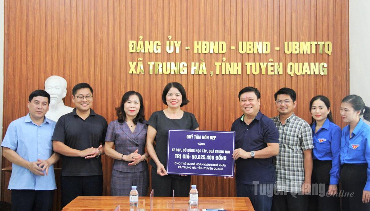 តំណាងមូលនិធិព្រលឹងដ៏ស្រស់ស្អាតទីក្រុងហាណូយបានប្រគល់ស្លាកសញ្ញាជានិមិត្តរូបដល់ថ្នាក់ដឹកនាំកាសែត Tuyen Quang វិទ្យុ និងទូរទស្សន៍ និងគណៈកម្មាធិការប្រជាជនឃុំ Trung Ha។