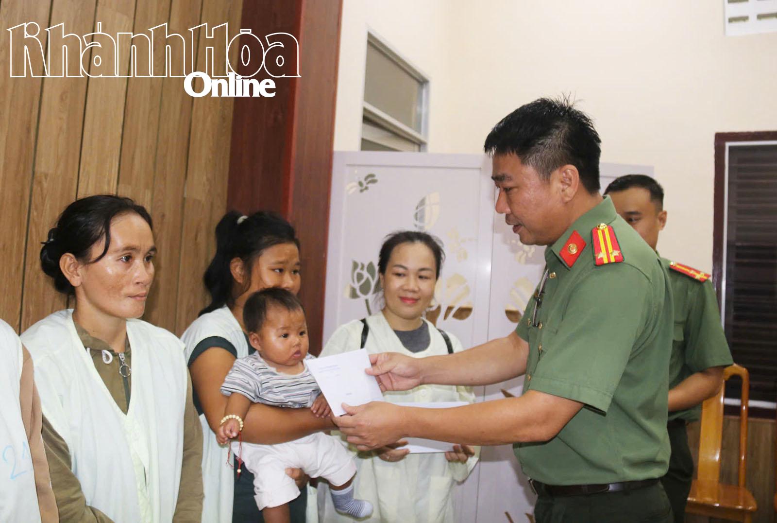 លោកវរសេនីយ៍ទោ Vu Thai Phu អនុប្រធាននាយកដ្ឋានសន្តិសុខនយោបាយផ្ទៃក្នុង នគរបាលខេត្ត Khanh Hoa បានប្រគល់អំណោយដល់កុមារដែលមានជំងឺធ្ងន់ធ្ងរដែលកំពុងសម្រាកព្យាបាលនៅមន្ទីរពេទ្យទូទៅ Khanh Hoa។