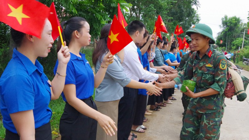 មន្ត្រី​និង​ទាហាន​បាន​និយាយ​លា​ប្រជាជន​ដោយ​ស្ទាក់ស្ទើរ មុន​នឹង​ដើរ​ត្រឡប់​ទៅ​អង្គភាព​របស់​ខ្លួន​វិញ។