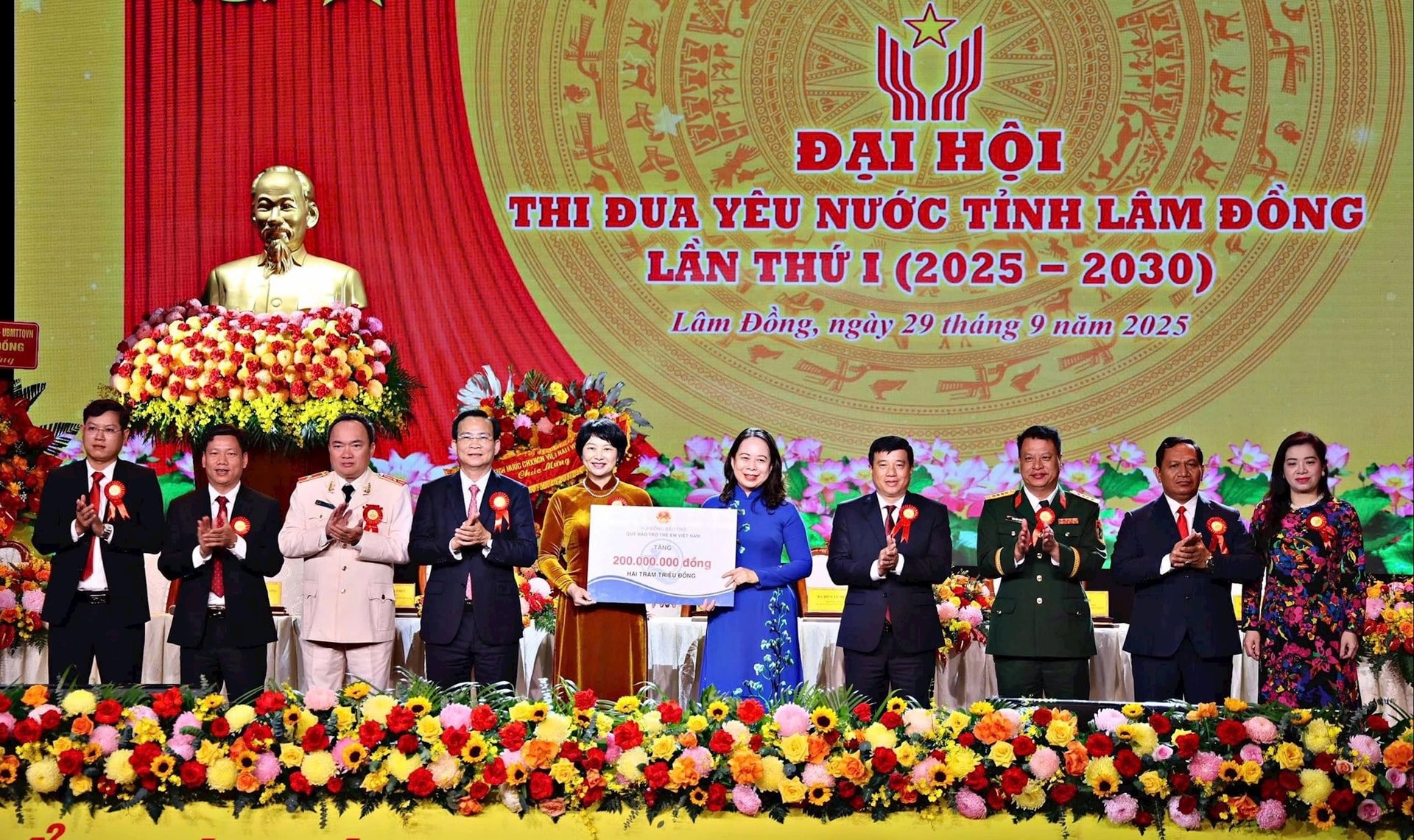 Member of the Party Central Committee, Vice President of the Socialist Republic of Vietnam Vo Thi Anh Xuan presents gifts to children in difficult circumstances.