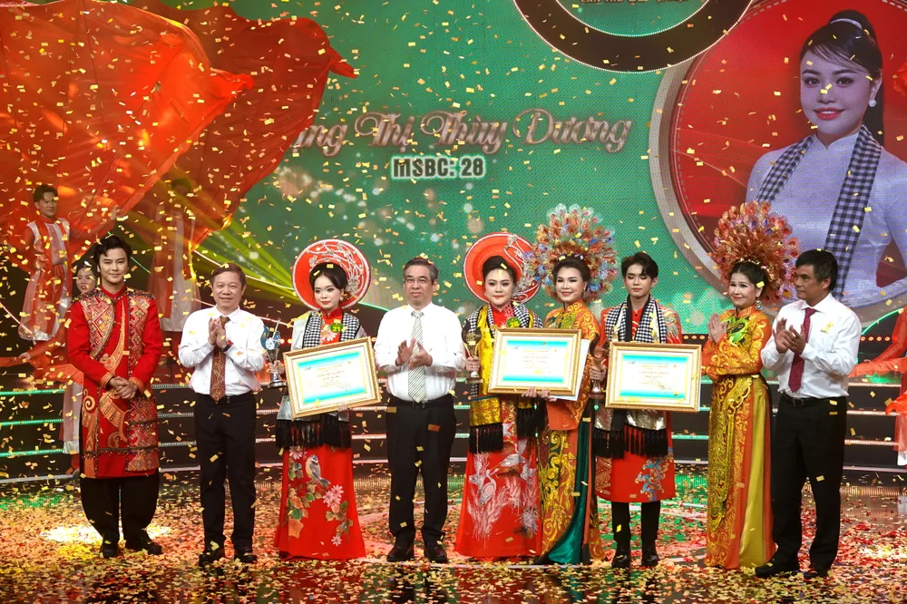 អនុលេខាគណៈកម្មាធិការបក្សទីក្រុង ប្រធានគណៈកម្មាធិការរណសិរ្សមាតុភូមិវៀតណាម ទីក្រុងហូជីមិញ លោក Nguyen Phuoc Loc ប្រធាននាយកដ្ឋានឃោសនា និងចលនាមហាជននៃគណៈកម្មាធិការបក្សទីក្រុងហូជីមិញ លោក Duong Anh Duc និងអគ្គនាយកទូរទស្សន៍ Cao Anh Minh ទីក្រុងហូជីមិញ បានប្រគល់រង្វាន់ Golden Bell ដល់បេក្ខនារី Dang Thi Thuy Duong និងថតរូបជាមួយគ្រូបង្វឹក។ រូបថត៖ THUY BINH