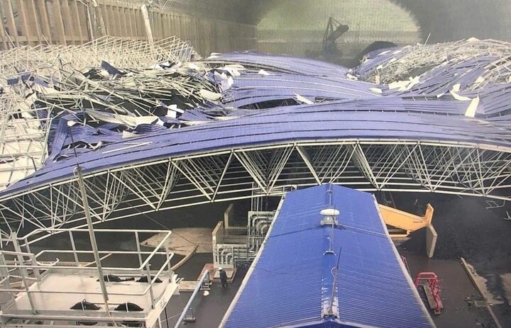 The roof of the coal warehouse of Vung Ang II Thermal Power Plant collapsed due to heavy rain and strong winds. (Photo: H.T)