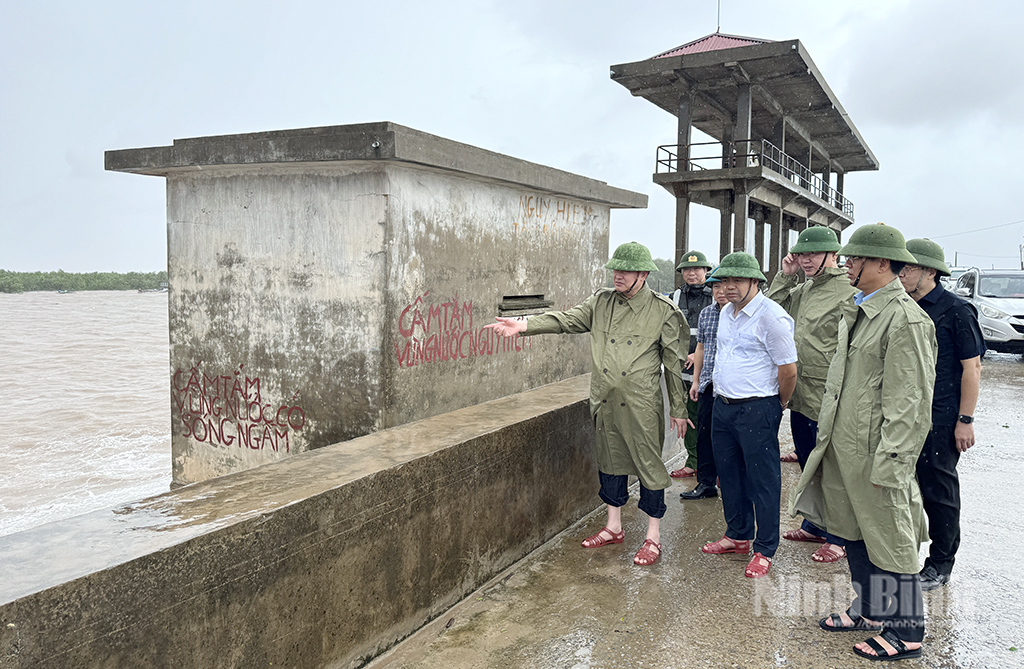 សមមិត្ត Mai Van Tuat លេខារងគណៈកម្មាធិការបក្សខេត្ត ប្រធានគណៈកម្មាធិការរណសិរ្សមាតុភូមិវៀតណាមខេត្ត និងគណៈប្រតិភូអធិការកិច្ចនៅច្រកទឹក CT11 លើទំនប់ Binh Minh 3។
