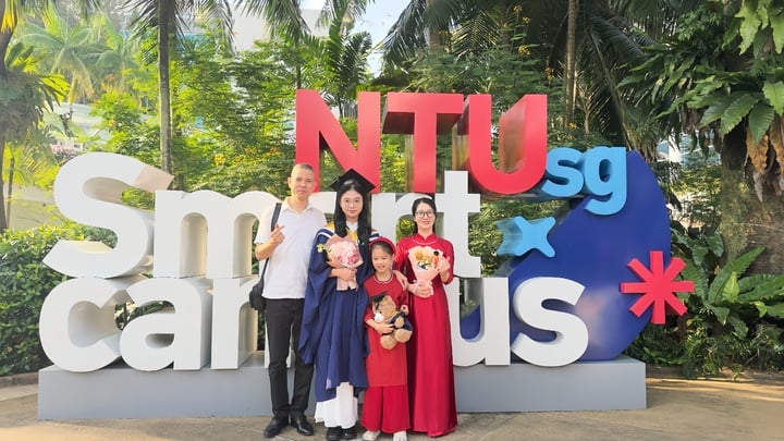 Thuy Linh with her parents and younger sister at Nanyang Technological University campus.