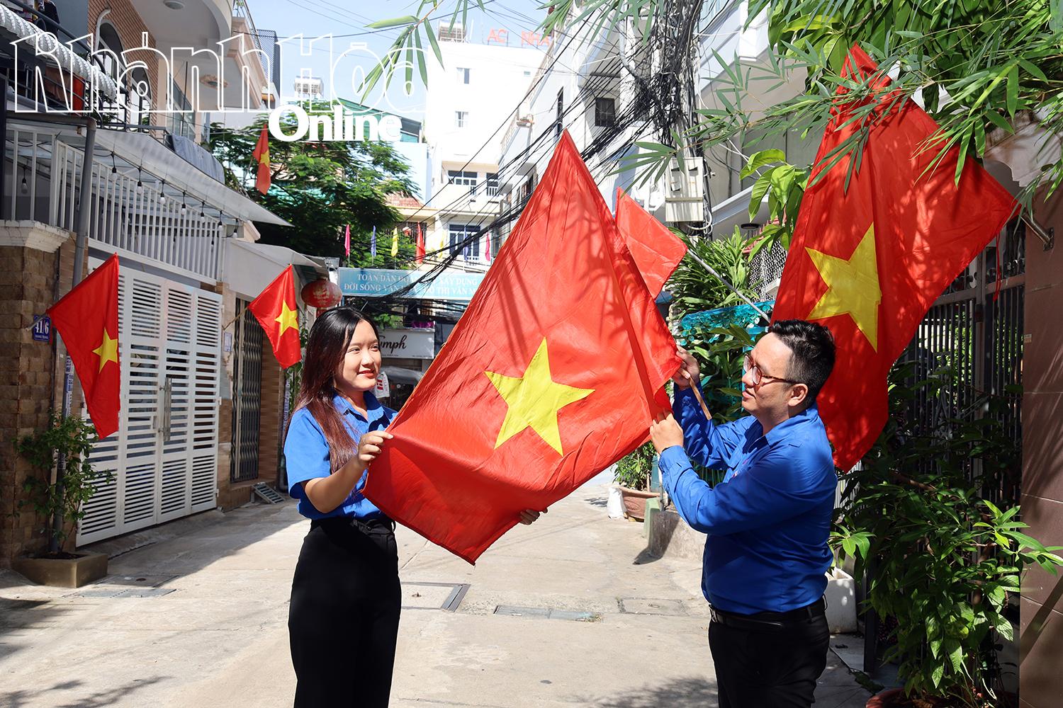 សមាជិក​សម្ព័ន្ធ​យុវជន​នៃ​វួដ Nha Trang បាន​ព្យួរ​ទង់ជាតិ​ដើម្បី​អបអរសាទរ​ខួប​លើក​ទី 80 នៃ​ទិវា​ជាតិ​ថ្ងៃ​ទី 2 ខែ​កញ្ញា នៅ​ក្រុម Residential Group 8។
