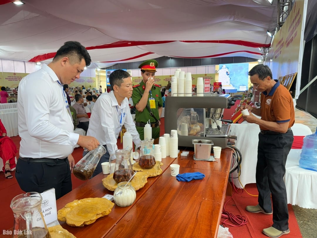 គណៈប្រតិភូ​ត្រូវ​បាន​គេ​ណែនាំ​ឱ្យ​ស្គាល់​កាហ្វេ Dak Lak ។