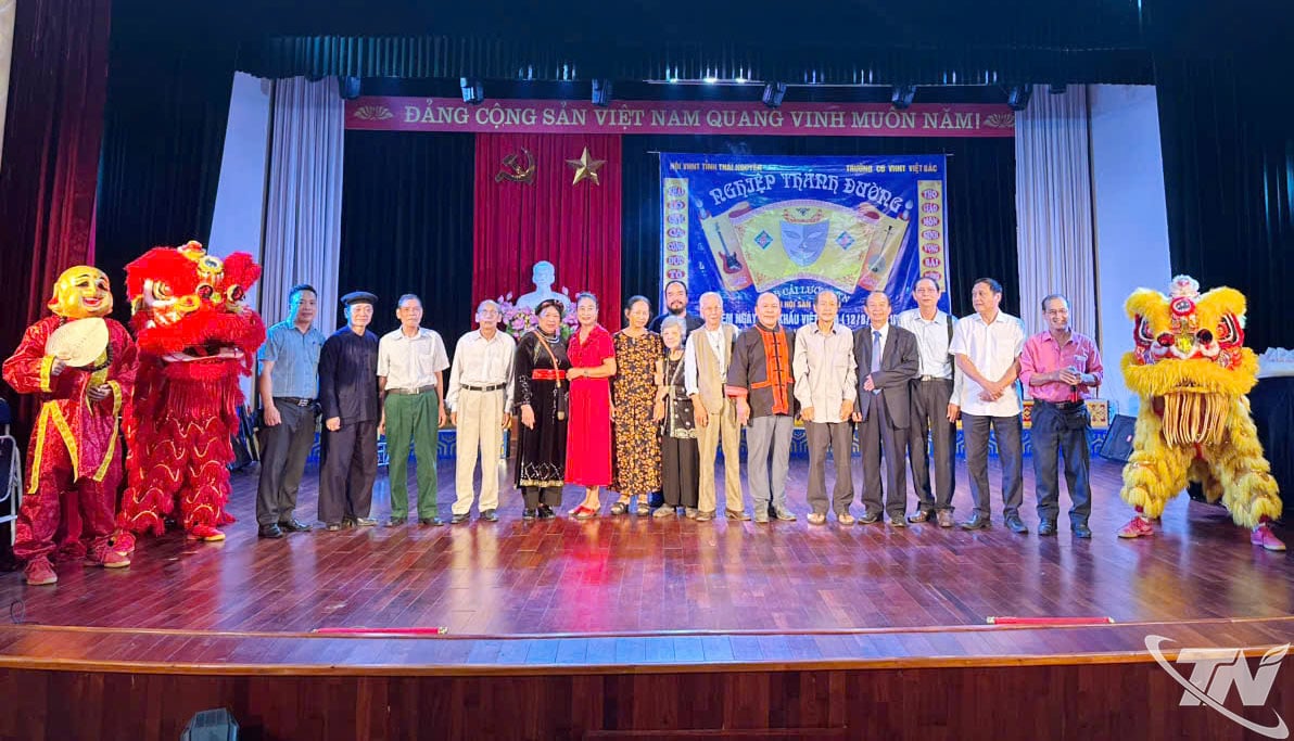 សិល្បករ​សិល្បការិនី​ក្នុង​ការ​ប្រារព្ធ​ខួប​លើក​ទី​២០​នៃ​ក្លឹប Thai Nguyen Cai Luong។